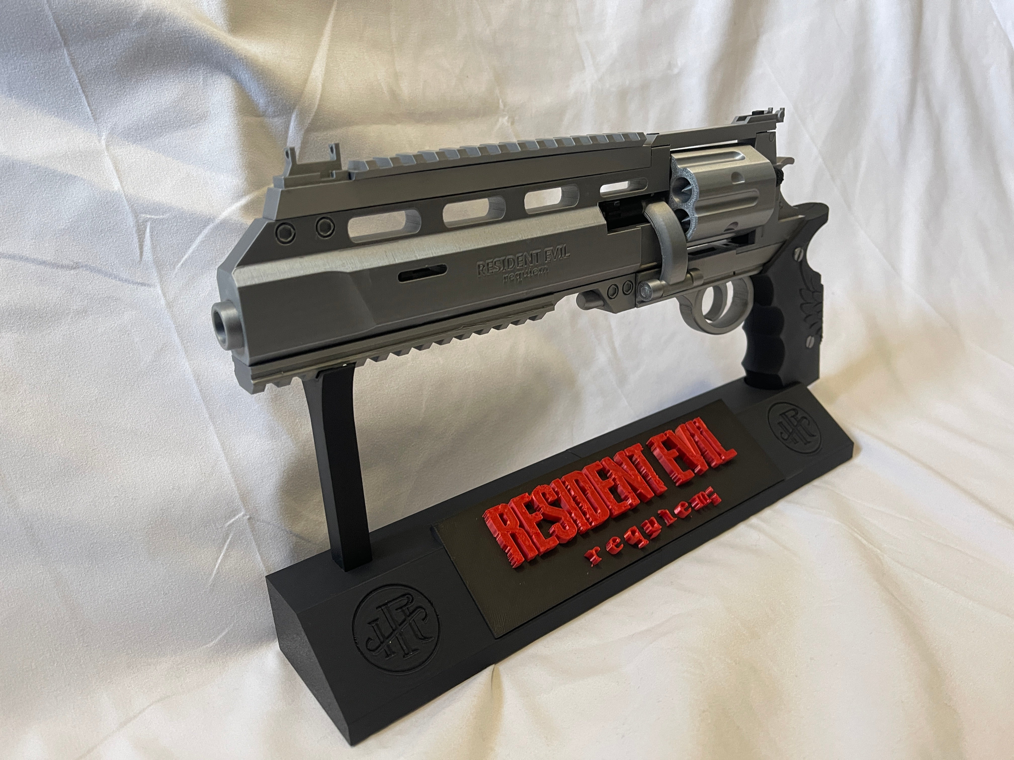 Leon Kennedy RSH-12 Requiem Revolver Model Kit / Cosplay Prop Replica